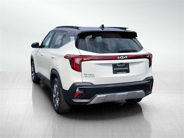 Photo of 2024 Clear White / Black Roof Kia Seltos