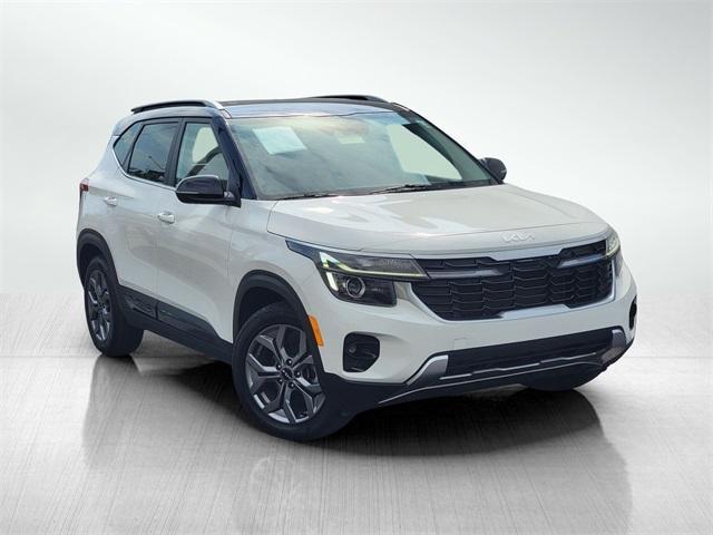 Photo of 2024 Clear White / Black Roof Kia Seltos