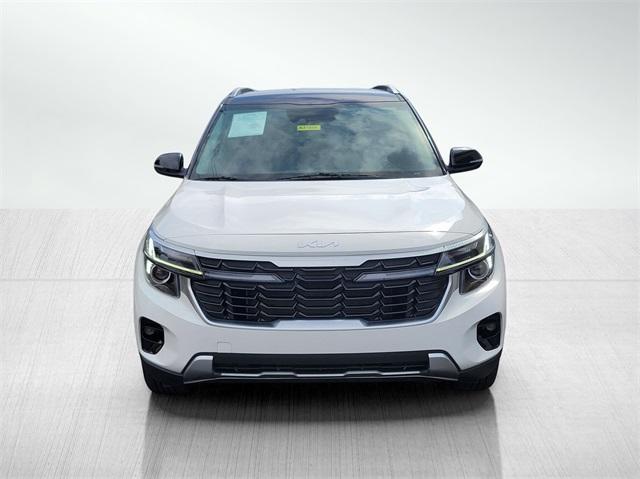 Photo of 2024 Clear White / Black Roof Kia Seltos