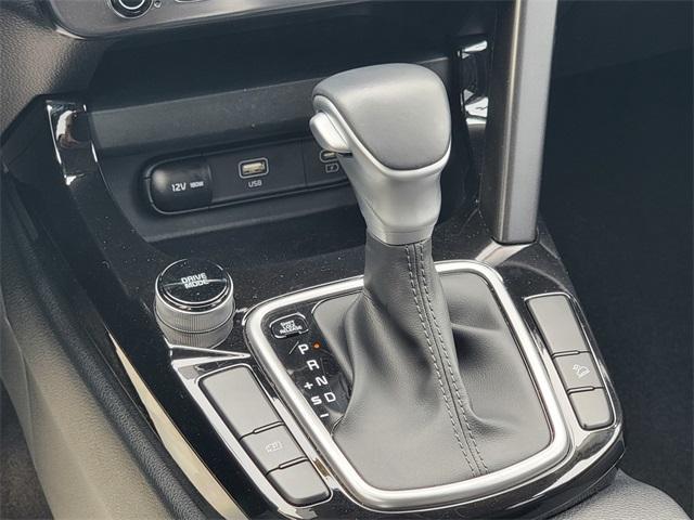Photo of 2024 Clear White / Black Roof Kia Seltos