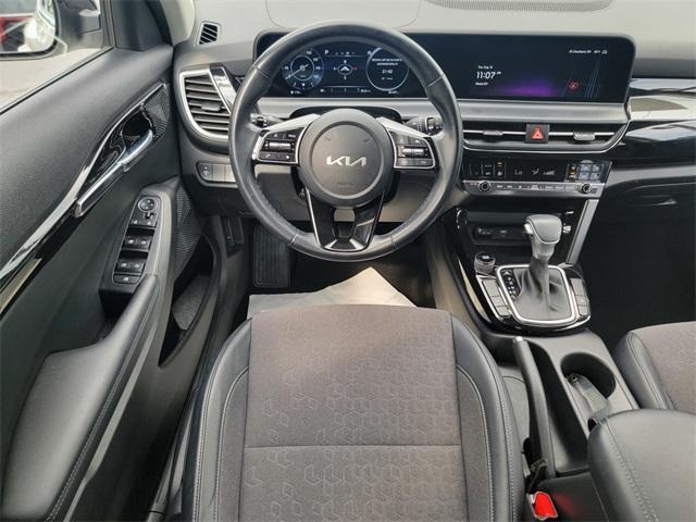 Photo of 2024 Clear White / Black Roof Kia Seltos
