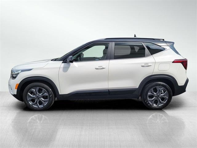 Photo of 2024 Clear White / Black Roof Kia Seltos