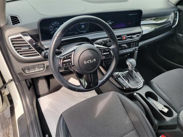 Photo of 2024 Clear White / Black Roof Kia Seltos