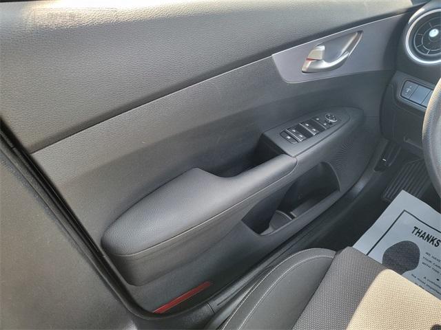 Photo of 2022 Snow White Pearl Kia Forte