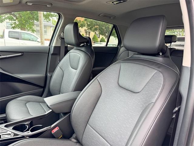 Photo of 2025 Aurora Black Pearl Kia Niro
