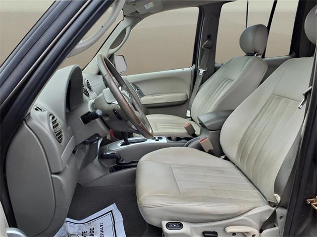 Photo of 2005 Dark Khaki Pearlcoat Jeep Liberty