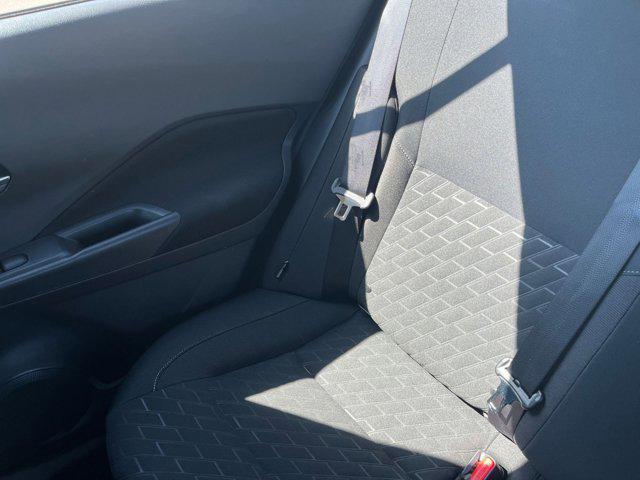 Photo of 2024 Electric Blue Metallic Nissan Kicks