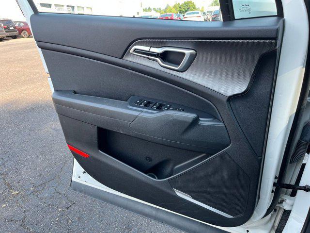 Photo of 2024 Snow White Pearl Kia Sportage