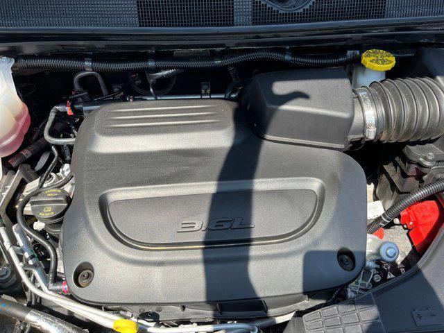 Photo of 2024 Diamond Black Crystal Pearlcoat Chrysler Pacifica