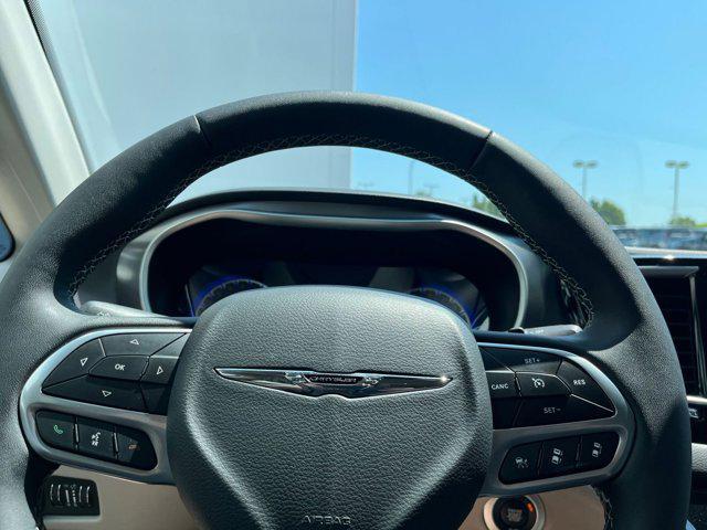 Photo of 2024 Diamond Black Crystal Pearlcoat Chrysler Pacifica