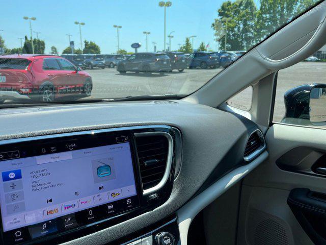 Photo of 2024 Diamond Black Crystal Pearlcoat Chrysler Pacifica