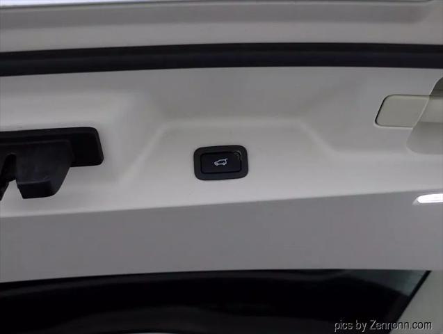 Photo of 2018 White Land Rover Range Rover