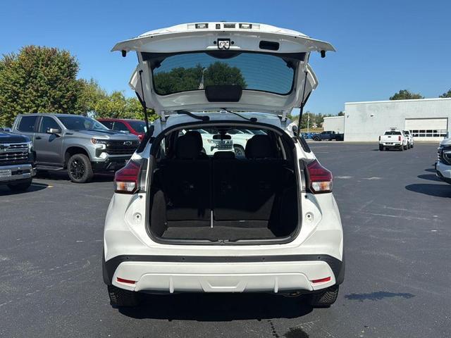 Photo of 2022 Aspen White Nissan Kicks