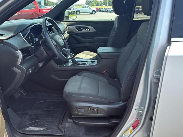 Photo of 2022 Silver Ice Metallic Chevrolet Traverse