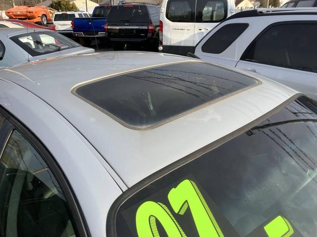 Photo of 2007 Silver Frost Clearcoat Metallic Ford Taurus