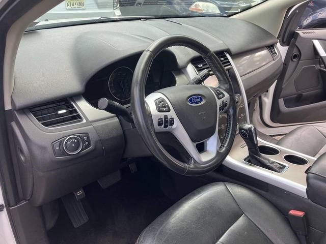Photo of 2012 White Ford Edge