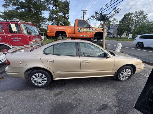 Photo of 2004 Gold Oldsmobile Alero