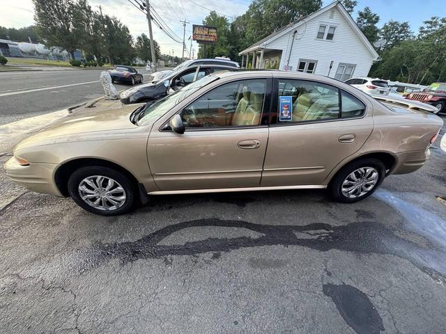 Photo of 2004 Gold Oldsmobile Alero