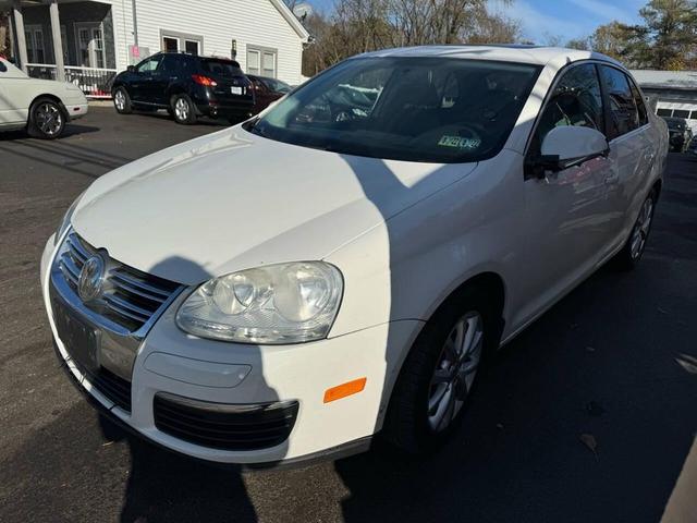 Photo of 2010 Candy White Volkswagen Jetta