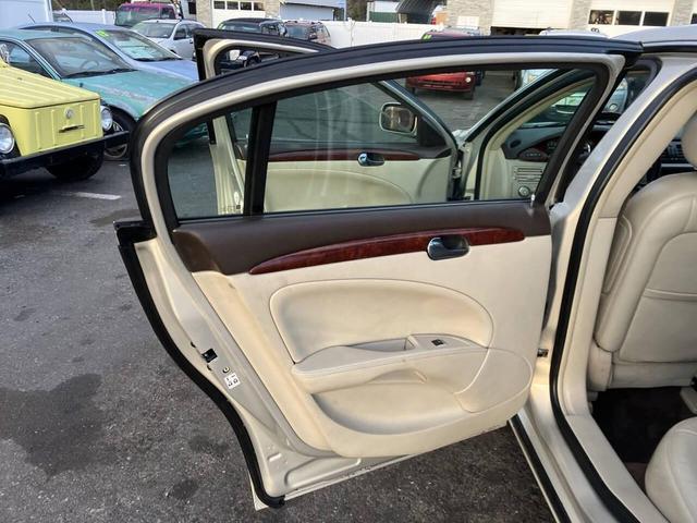 Photo of 2007 Cream Buick Lucerne