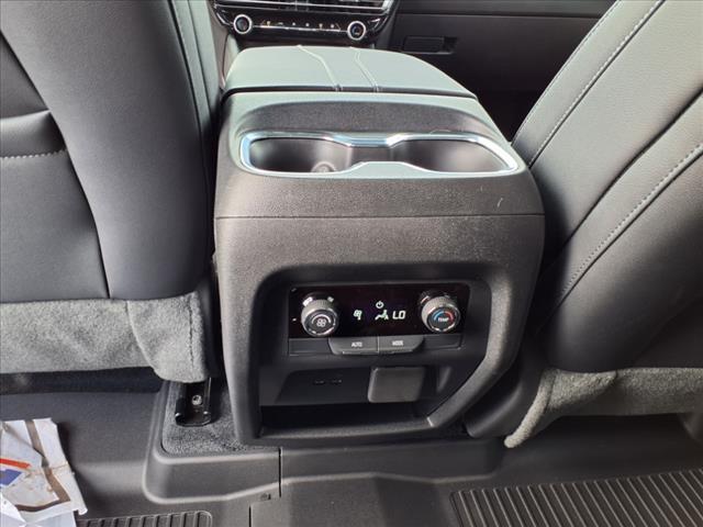 Photo of 2024 White Chevrolet Traverse