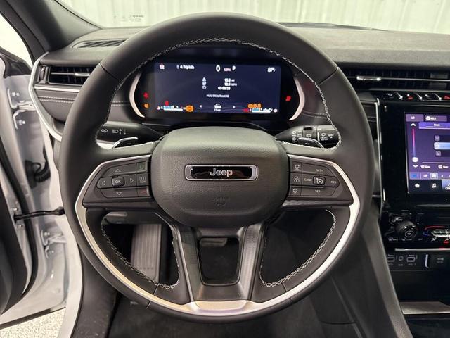 Photo of 2025 Bright White Clearcoat Jeep Grand Cherokee L