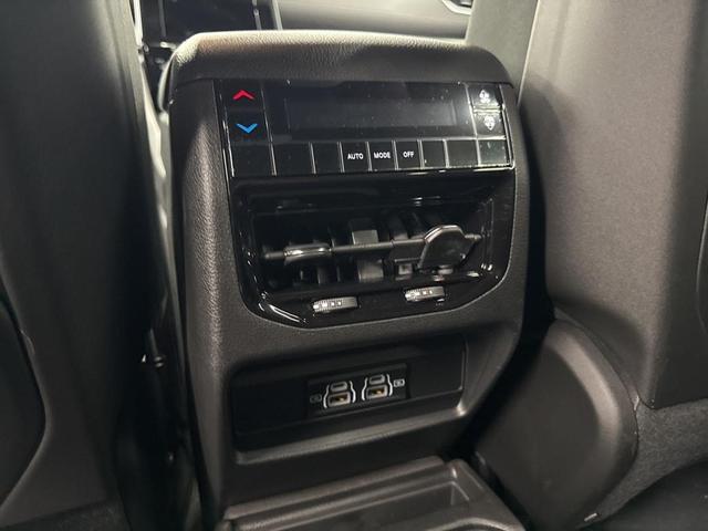 Photo of 2025 Bright White Clearcoat Jeep Grand Cherokee L