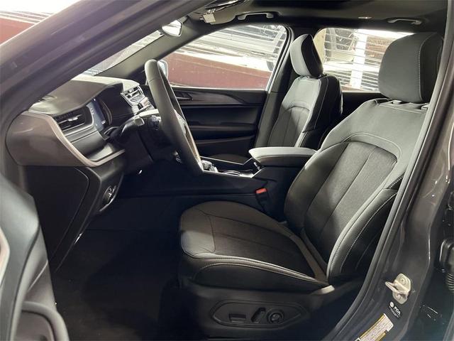 Photo of 2024 Metallic Jeep Grand Cherokee L