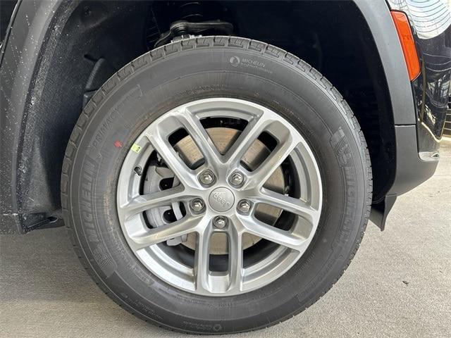 Photo of 2024 Diamond Black Jeep Grand Cherokee L