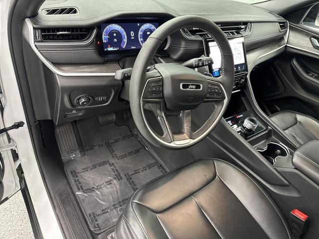 Photo of 2024 Bright White Clearcoat Jeep Grand Cherokee L