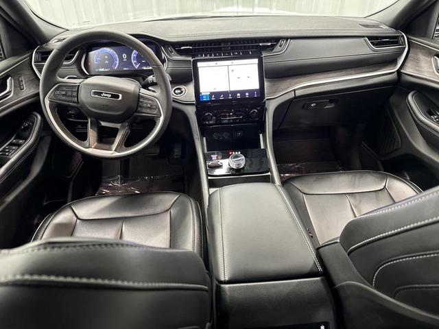 Photo of 2024 Bright White Clearcoat Jeep Grand Cherokee L