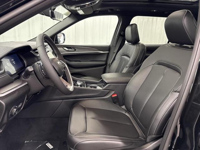 Photo of 2025 Diamond Black Jeep Grand Cherokee L