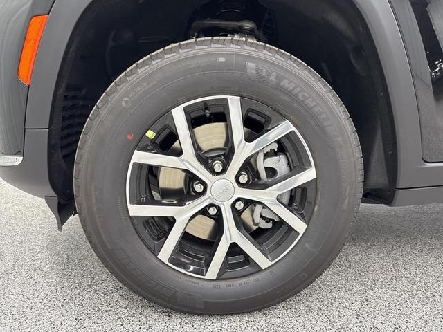 Photo of 2025 Diamond Black Jeep Grand Cherokee L