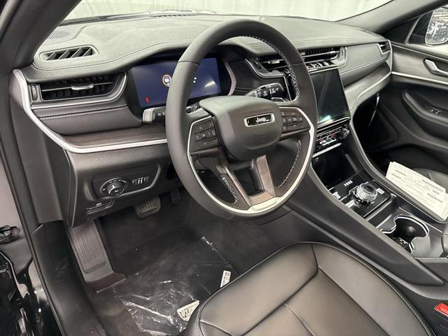 Photo of 2025 Diamond Black Jeep Grand Cherokee L