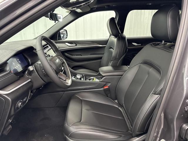 Photo of 2025 Metallic Jeep Grand Cherokee L