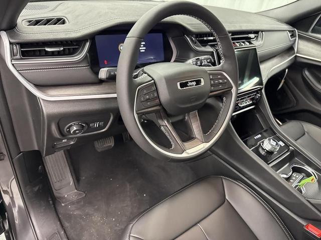 Photo of 2025 Metallic Jeep Grand Cherokee L
