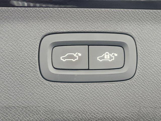Photo of 2021 Onyx Black Metallic Volvo XC90