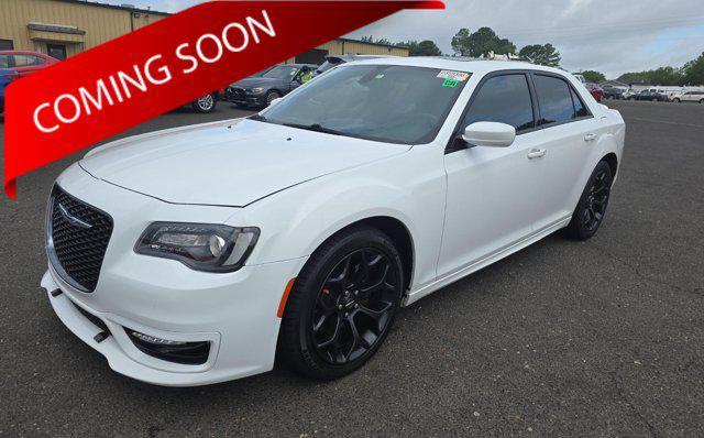Photo of 2019 Bright White Clearcoat Chrysler 300
