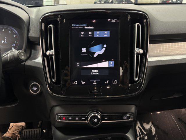 Photo of 2021 Crystal White Metallic Volvo XC40