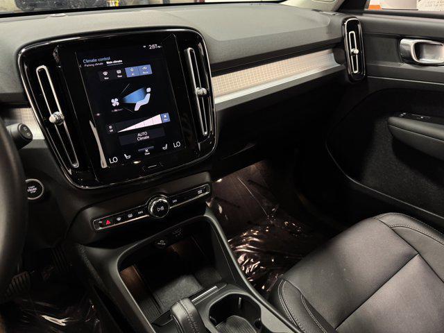 Photo of 2021 Crystal White Metallic Volvo XC40