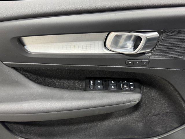 Photo of 2021 Crystal White Metallic Volvo XC40