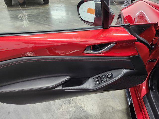 Photo of 2016 Soul Red Metallic Mazda MX-5 Miata
