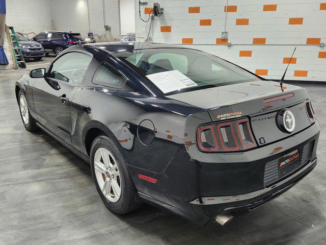 Photo of 2014 Black Ford Mustang