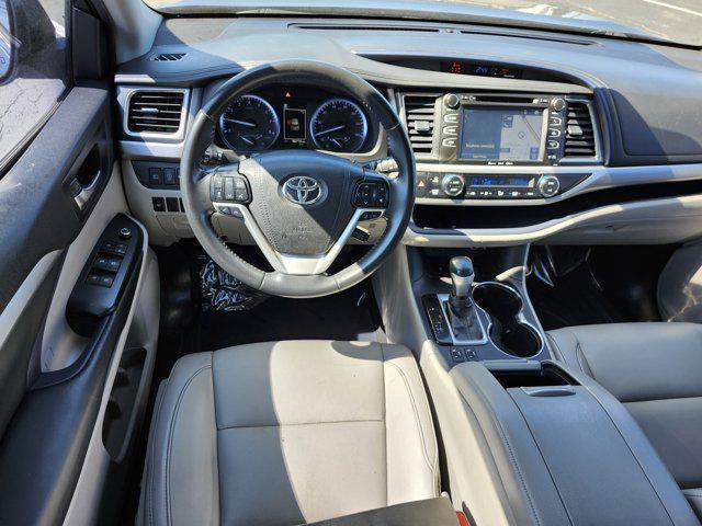 Photo of 2019 Shoreline Blue Pearl Toyota Highlander