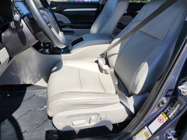 Photo of 2019 Shoreline Blue Pearl Toyota Highlander