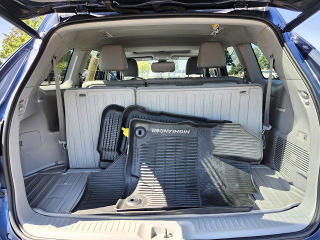 Photo of 2019 Shoreline Blue Pearl Toyota Highlander