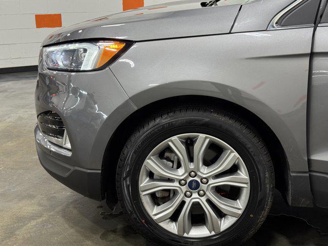 Photo of 2022 Rapid Red Metallic Tinted Clearcoat Ford Edge