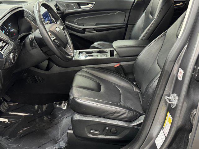 Photo of 2022 Rapid Red Metallic Tinted Clearcoat Ford Edge