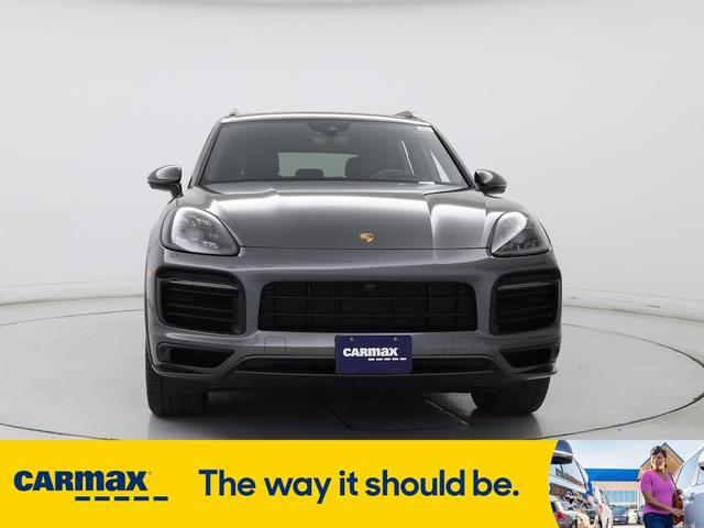 Photo of 2022 Silver Porsche Cayenne