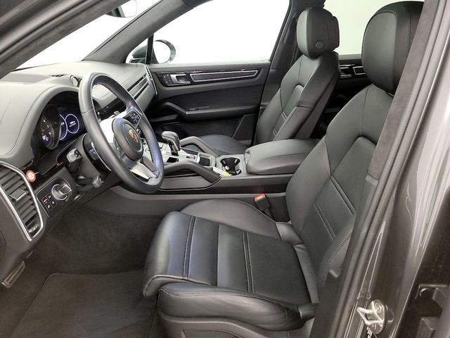 Photo of 2022 Silver Porsche Cayenne